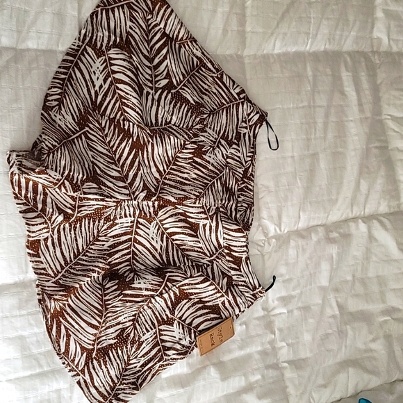 Wide Legs Palm Shorts Size Large - Picture 2 of 6